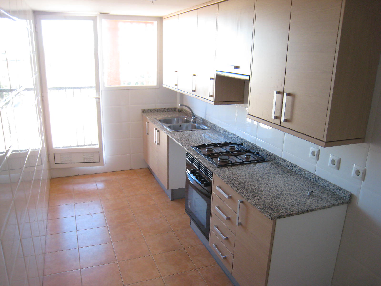 ástico piso seminuevo de 100 m2 al mejor precio; de banco; conmáximas posibilidades de financiación!; si tienes ingresos regulares y 8000 euros ahorrados te lo puedes comprar !!!. Piso 4º con ascensor; posee 3 dormitorios, 2 baños (uno on suite), buen tamaño de salón al lado de la cocina. Lavadero. Amplio balcón sin edificios enfrente que bloqueen las vistas. Se distingue la linea de mar a 2 kms de distancia y se ven las montañas en la parte trasera. Al lado de colegio. Excelente ventilación y distribución de habitaciones. Amplia terraza comunitaria para hacerte la barbacoa!. Piso de banco que está dispuesto a finaciar el 100% del precio. Basta con tener sólo 8000 eruos ahorrados para pagar los gastos de la compraventa y cumplir los criterios de ingresos regulares que establece el banco para obtener financiación y que este fenomenal piso sea tuyo; sé el primero en llegar!.