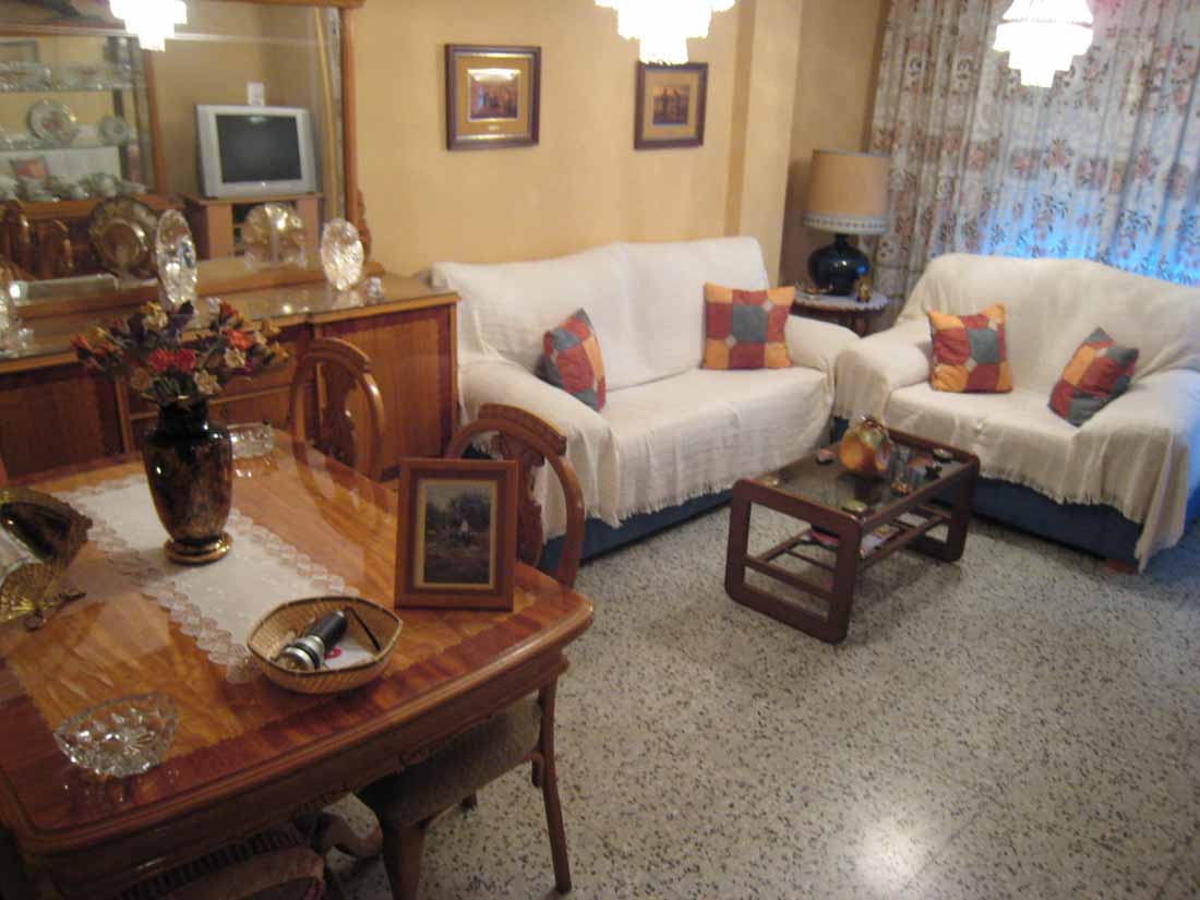 o de 4 dormitorios en muy buen estado con baño reformado y toda la instalación electrica nueva. 1 baño; galerÃa, ascensor; cuidadisimo; con todos los muebles incluidos en precio. Zona con todos los servicios al alcance de la mano y la playa a solo a 2 kms.