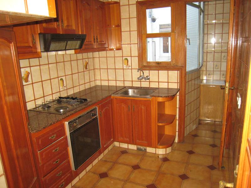uen estado. Tercero sin ascensor con amplio salón, 2 dormitorios dobles y uno individual; 2 baños. Financiación 100% del precio.