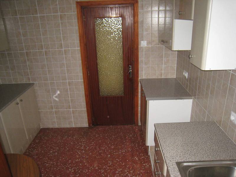clarisas: piso con amplio salon y 2 dormitorios grandes; cocina y baños reformados; lavadero, balcón; trastero exterior en planta baja. tercero sin ascensor. Zona muy tranquila con tiendas y servicios. Fácil aparcar. Piso de banco: fiananciación 100% del precio.