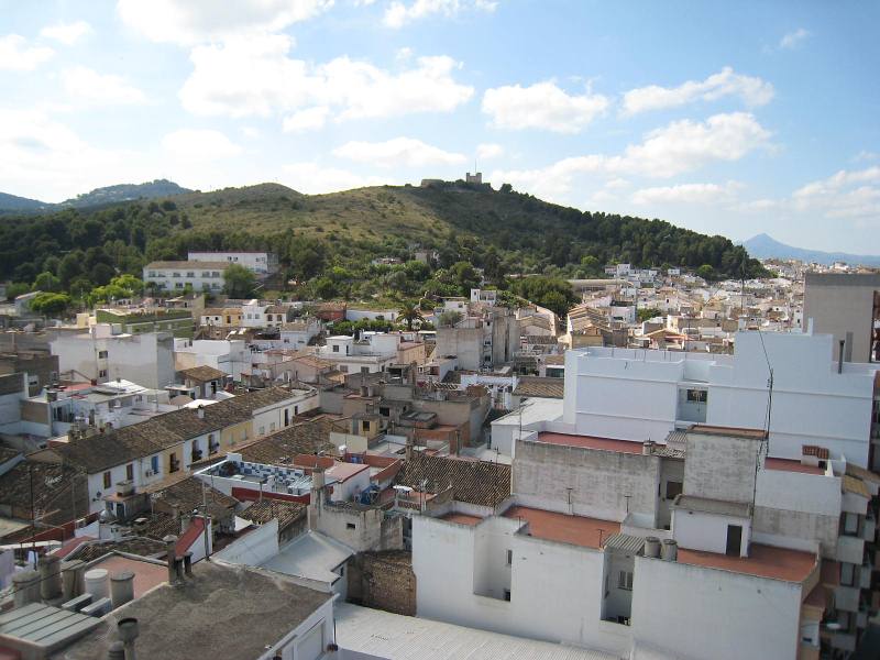 vistas panoramicas a la ciudad, monte, mar y playa. Muy luminoso, con muchas posibilidades para los amantes de la luz del sol y los espacios abiertos. Piso de banco. Financia el 100% del precio. El comprador solo necesita tener ahorrado el 10% del precio para pagar los gastos de la compraventa.
