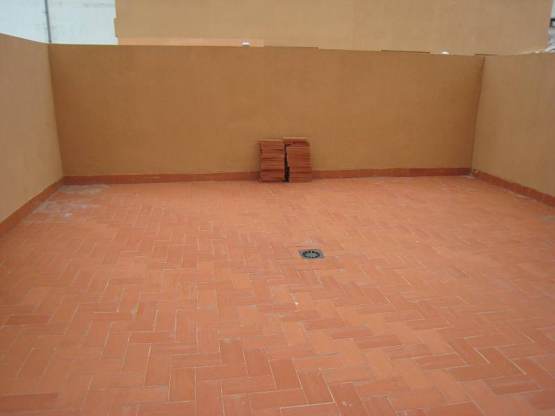 o con terraza trasera de 35 m2 mas otra pequeña interior de 6 m2. Seminuevo del años 2007 con muy buena orientación; 1º con ascensor. 3 dormitorios y 2 baños; parquing opcional. Muy buena distribución. De banco; con máximas posibilidades de financiación. Piso con mucho encanto.
