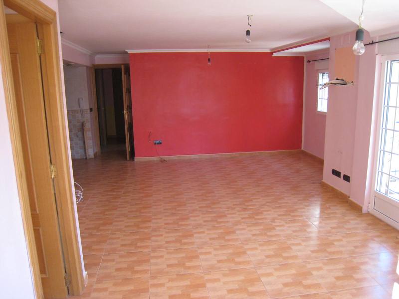 , 2º sin ascensor con trastero en cubierta; integramente reformado. Originariamente tenía 3 dormitorio pero se tiró uno para ampliar el salón. Muy buena reforma. Todo exterior mirando a dos calles con 2 balcones y mucha luz. Muy cerca de Mercadona y en zona muy céntrica. Preinstalacion aire acondicionado. Armarios empotrados y forrados. De banco. Buenisima oportunidad. A sólo 3 kms de playa de Gandia.
