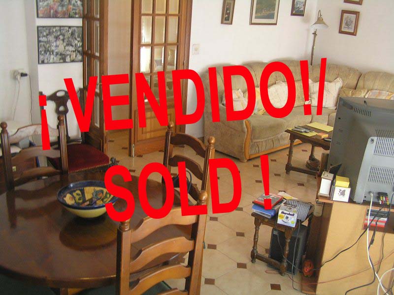 iso con ascensor de 3 dormitorios, 2 baños, que incluye muebles y todos los electrodomésticos; posee garage cerrado de 15 m2 en sótano. Piso ya reformado hace 20 años. El mas competitivo de todo Oliva sin duda alguna. Ideal para los que buscan estar cerca del mar por muy poco dinero en un piso algre con orientación sur-oeste. Además tiene calefacción central gas ciudad con radiadores en todas las habitaciones; aire acondicionado en salón y dormitorio matrimonial.  Tiene este precio porque urge vender. No te lo pienses dos veces si quieres estar cerca de la playa por muy poco dinero e invertir muy bien.