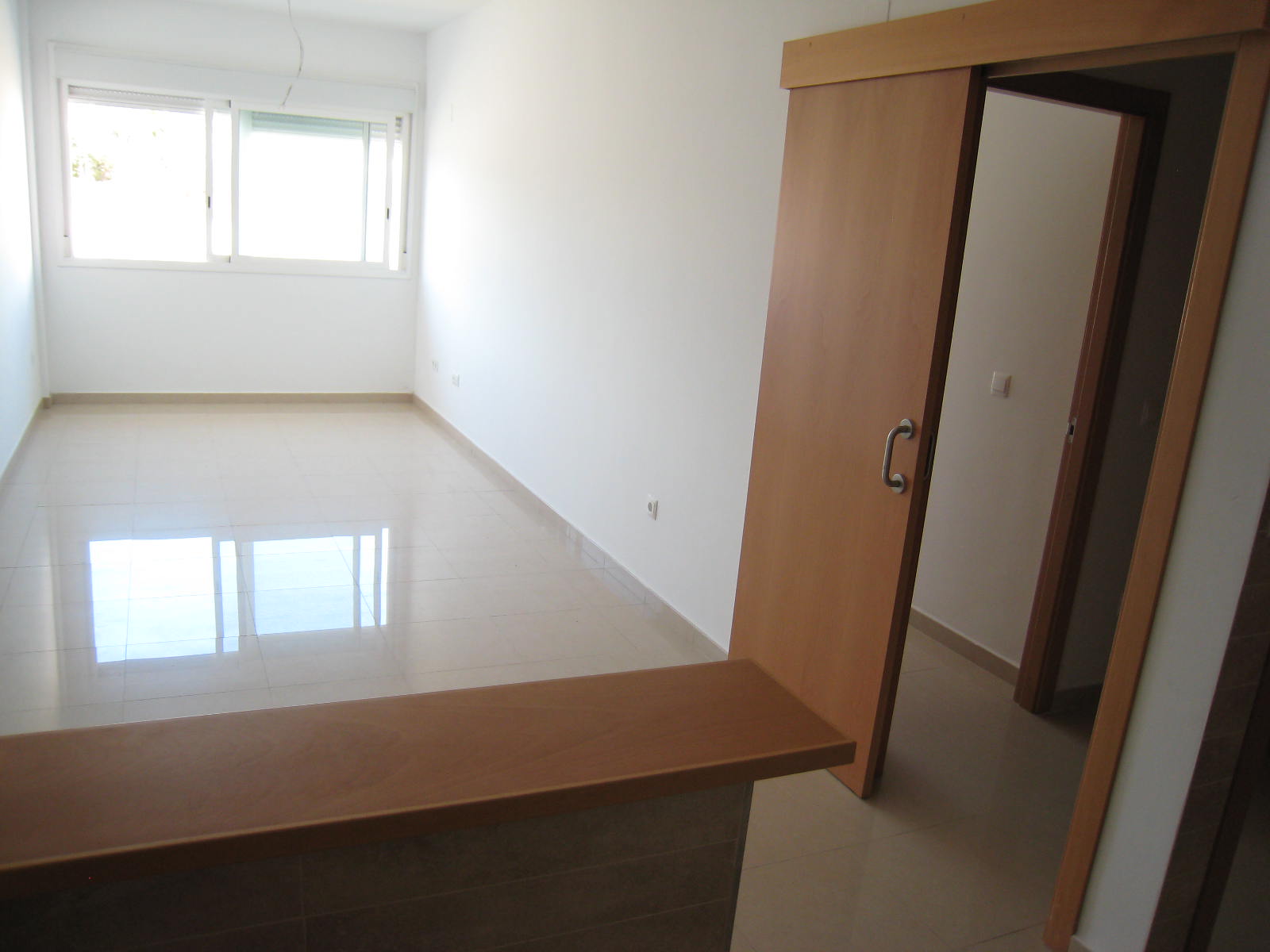 te nuevo a estrenar cuyo precio incluye el parquing en semisotano y trastero en cubierta. Suelo porcelánico. Preinstalción AA. Puertas haya.Carpinteria exterior aluminio lacado doble cristal. Videoportero. TV, FM y teléfono en todas las dependencias. Cocina amueblada. Baño on suite y aseo independiente. Pequeña y muy útil galeria interior. Zona tranquila muy soleada con parque público al lado del bloque. Pertenece a banco y se puede conseguir hasta la financiación total del precio mas gastos. La mejor oportunidad en Oliva sin duda alguna. Playa a solo 2 kms. Montañas también a 2 kms. Reserva natural a solo 5 kms. Ideal para tene un bonito lugar de residencia en vacaciones muy cerquita del azul mar y la fina arena de la playa !!.