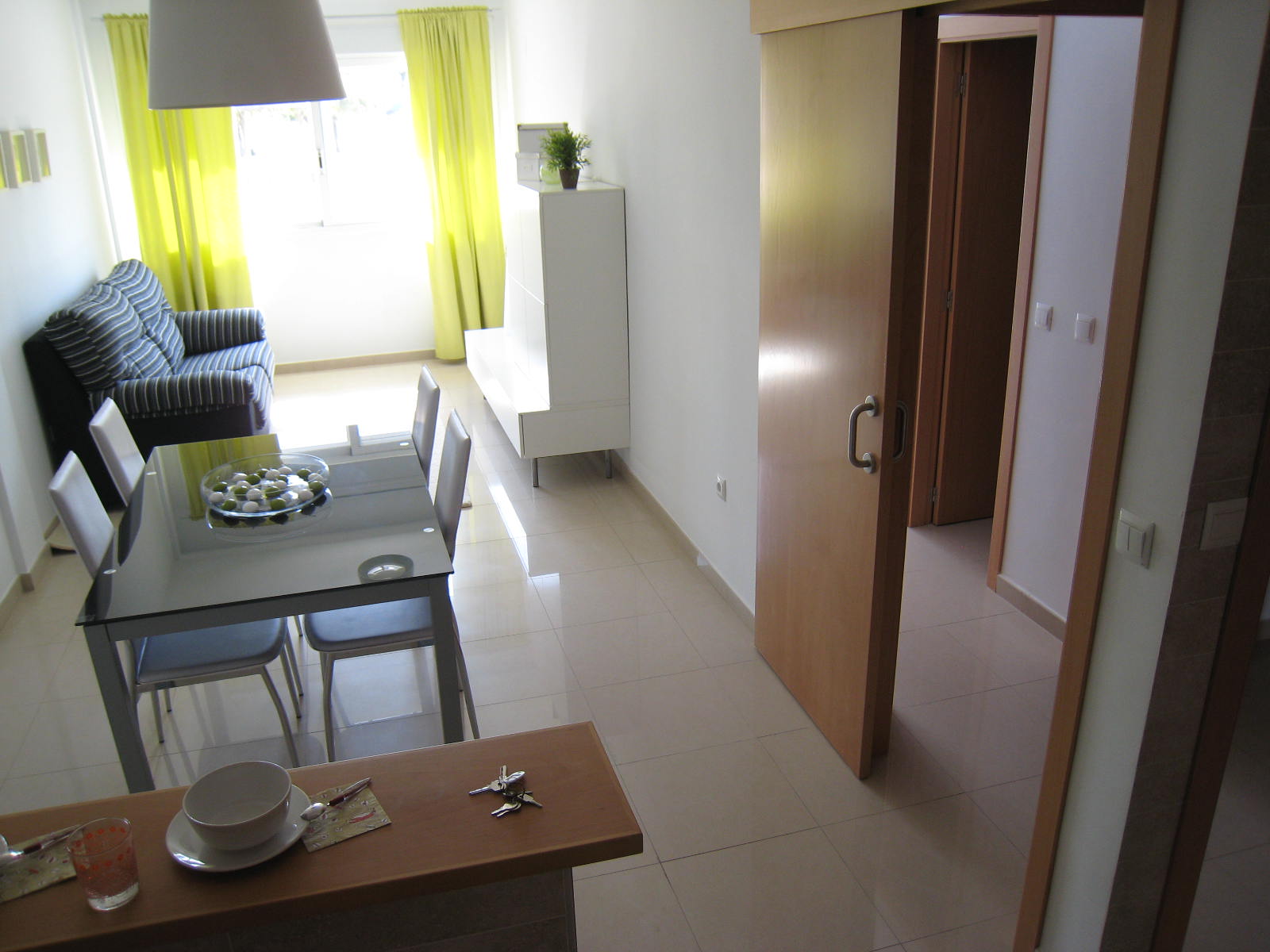 leado piso piloto de promoción de pisos totalmente nuevos y acabados que incluyen en precio el parquing en simisótano y el trastero de 6 m2 con luz en cubierta. 2 dormitorios y 2 baños (uno on suite); armarios forrados y empotrados en todas las habitaciones y ropero de entrada; carpienteria interior en haya y exterior en aluminio blanco doble cristal; tomas de TV y FM y teléfono en todas las habitaciones y cocina; cocina americana amueblada con salida a galería de 5 m2. Posible obtener la máxima financiación de hasta el 110% del precio mas los gastos. Piso situado en zona tranquila y soleada de Oliva junto a parque público cerca de tiendas, bares, supermercado y a sólo 2 kms de las playas. Vistas panorámicas de montañas y desde lejos se divisa la linea de mar desde la terraza comunitaria donde están los trasteros. Precio buenisimo para estrenar piso cerquita de playa por muy poco dinero. Con solo 6000  euros ahorrados si el banco te financia el precio 75650 euros,a 40 años y al 3,25 % la cuota mensual te sale solo a 281 euros al mes !!!