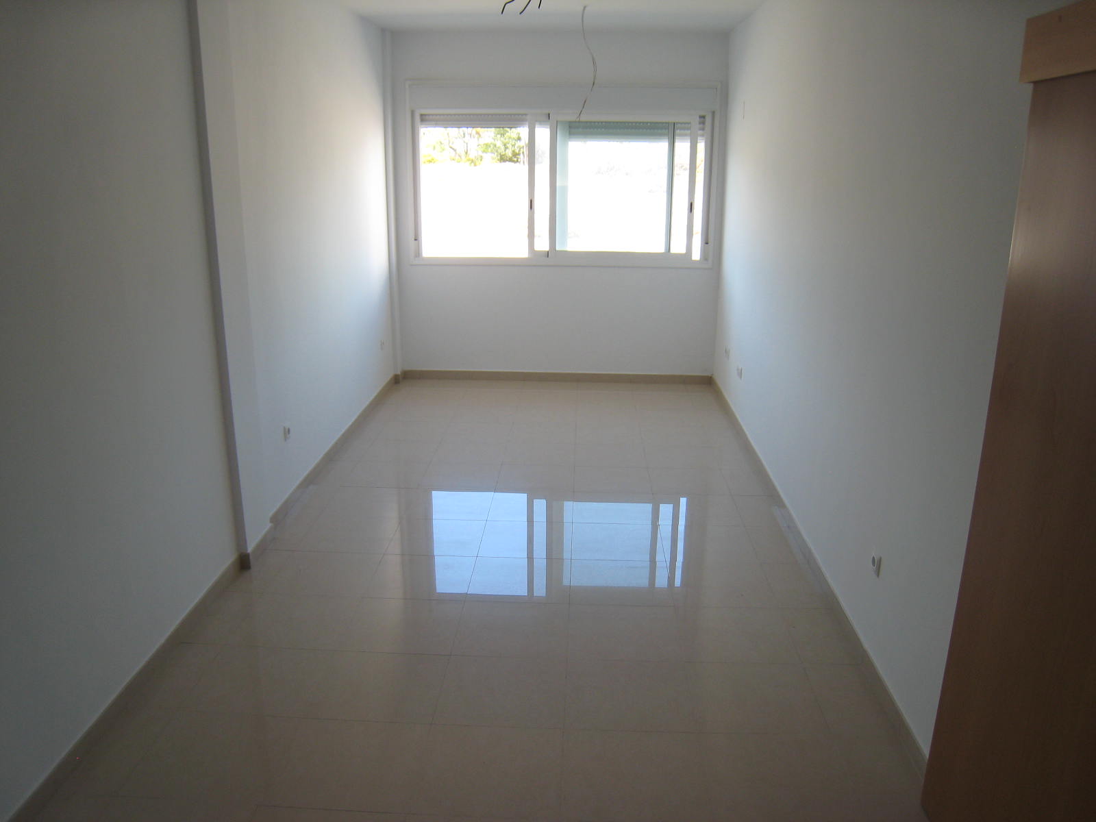 leado piso de nueva promoción de pisos totalmente nuevos y acabados que incluyen en precio el parquing en semisótano y el trastero de 6 m2 con luz en cubierta. 3 dormitorios y 2 baños (uno on suite); armarios forrados y empotrados en todas las habitaciones y ropero de entrada; carpinteria interior en haya y exterior en aluminio blanco doble cristal; tomas de TV y FM y teléfono en todas las habitaciones y cocina. La  cocina es americana amueblada con salida a galería. Salón con salida a large y buen balcón con vistas a las montañas y orientado al sur-oeste. Posible obtener la máxima financiación de hasta el 100% del precio mas los gastos. Piso situado en zona tranquila y soleada de Oliva junto a parque público cerca de tiendas, bares, supermercado y a sólo 2 kms de las playas. Vistas panorámicas de montañas y desde lejos se divisa la linea de mar desde la terraza comunitaria donde están los trasteros. Buenisima oportnidad para tener piso nuevo y completo cerca de playa!!
