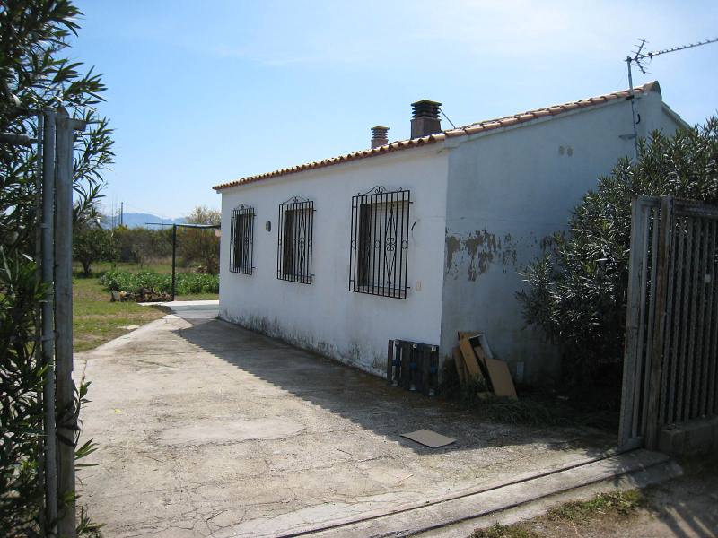 construida en terreno de grande de 1954 m2. Situada justo a mitad de camino entre el pueblo y la playa. Toda vallada, Agua de aguja. Sin electricidad de contador. Urge vender.