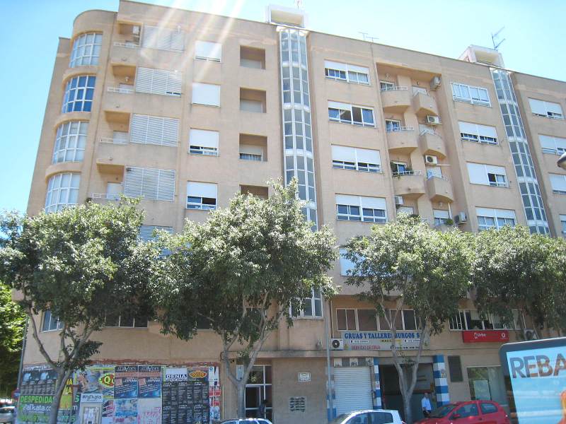 INANCIACIÓN 100% HASTA 40 AÑOS
Estupendo piso de 3 dormitorios y 2 baños cerca del Ambulatorio y todos los servicios cerca. Dos patios uno soleadisimo. Buena oportunidad a buen precio y en buenas condiciones de finaciacion.
Parking incluido en precio