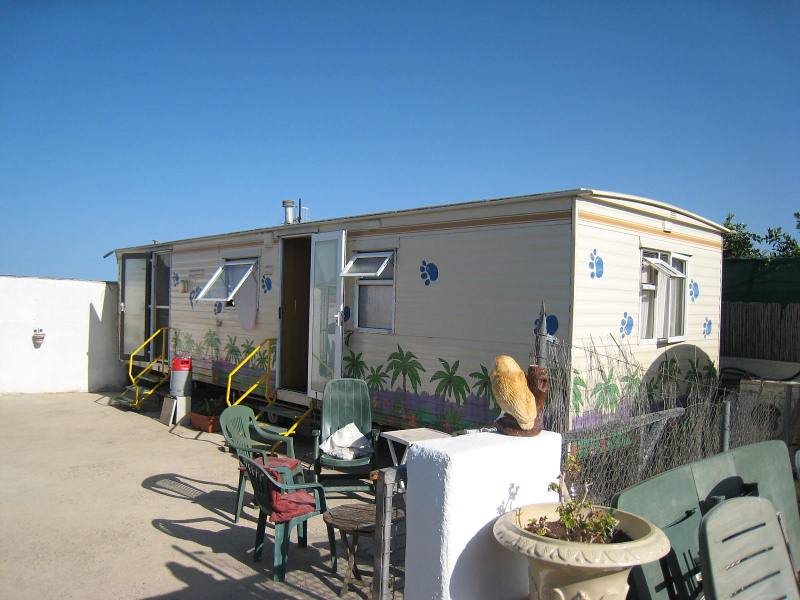 15 metros de fachada y 34 de profundidad. Todo tapiado y vallado. Incluye casa mobil grande con 2 dormitorios, cocina, aseo salón y comedor. Piscina. Viviendas para perros y gatos pues se utiliza como guardería para animales. Trastero grande. Agua de riego y luz de paneles solares. Excelente precio.  A sólo 3 kilómetros de Oliva pueblo en dirección a Pego. Muy buena oportunidad para los que buscan un terrenet para hacerse la paella los domingos!.