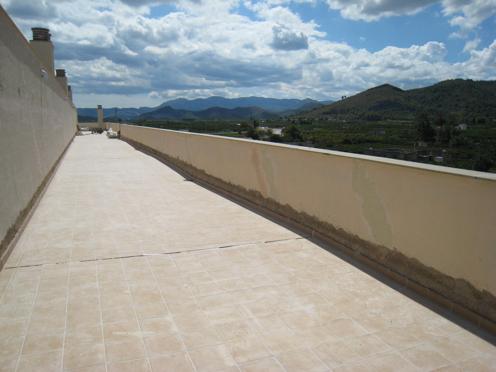 e dos dormitorios, con 2 buenos baños; gran trastero interno y otro externo en cubierta. Cocina americana con galería y abierta al salón con salida a amplio balcon con excelentes vistas a parque público muy bonito y tranquilo. No te pueden cosntruir nada en frente. Financiación máxima. Buenisima oportunidad. Sólo a 2 kms de la fina arena  de la playa. El precio, además, incluye el parquing en semisotano y el trastro en cubierta.
