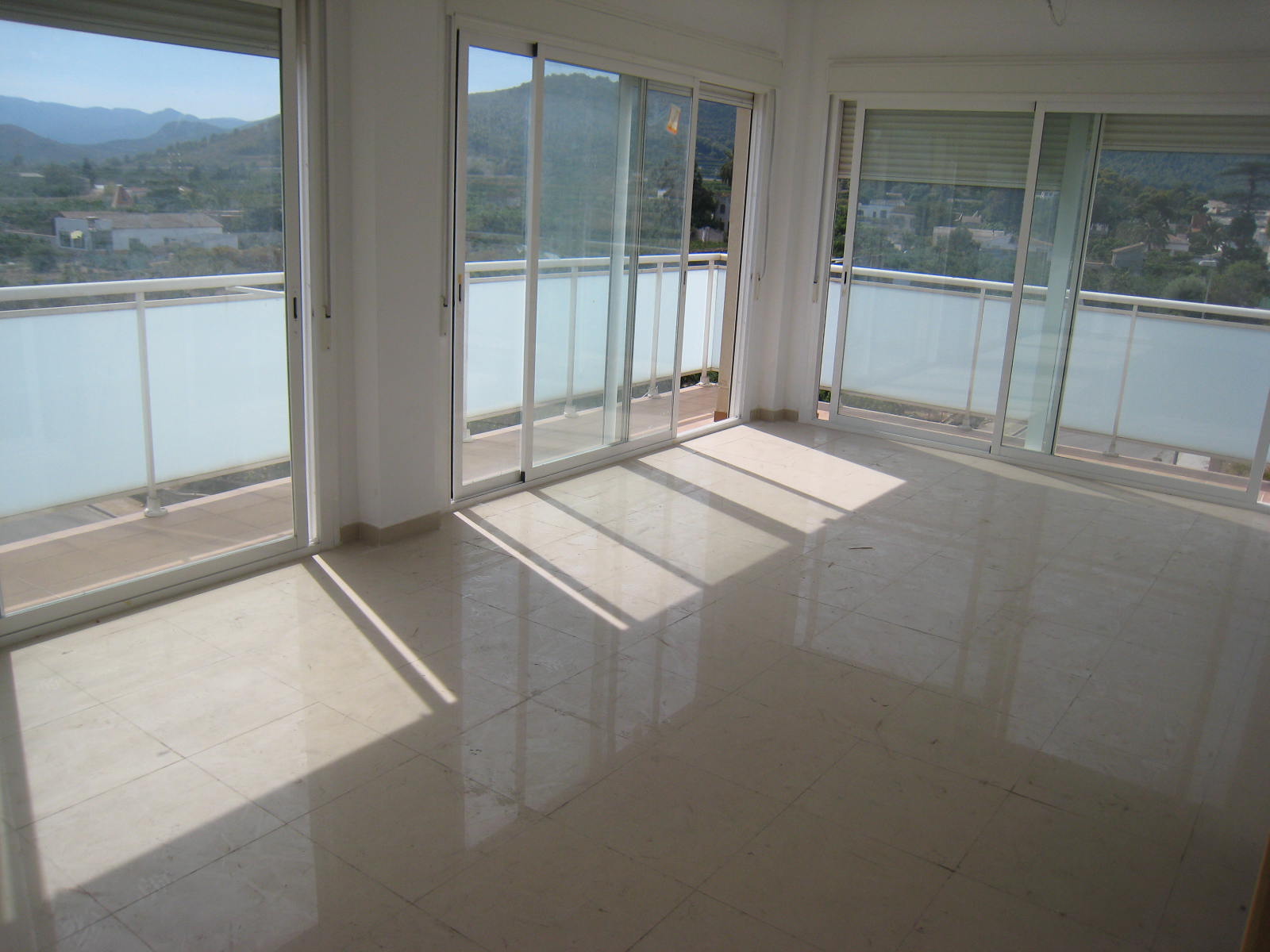  su gran luminosidad este piso nuevo a estrenar de 4 dormitorios con balcon corrido  y orientaciones, sur, este y oeste. Financiación facilisima. Precio incluyd parquing y trastero. El piso con mas luz de toda Oliva!