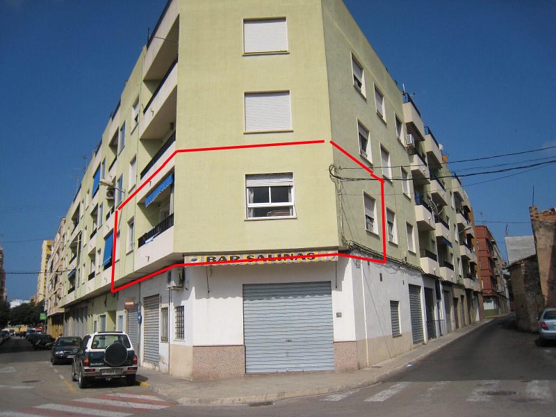 rande pero sí muy acojedor; 1º sin ascensor con 3 dormitorios, baño, cocina y salón con aire acondicionado. Para reformar. Financiacion 90% del precio.