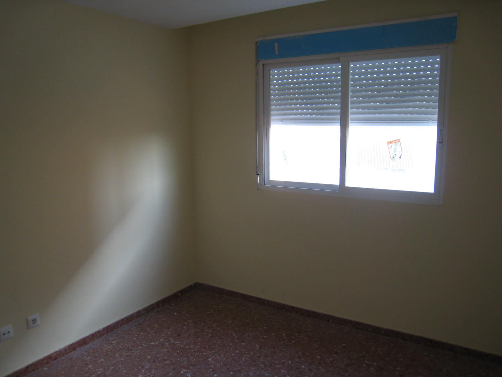 ilia: soleadisimo piso de banco de pocos años con 3 dormitorios y 2 baños. Totalmente a estrenar. Parquing y trastero opcionales a partir de 10.000 euros. Financiación hasta el 107% del precio. Sólo necesitas tener tener 4.000 euros ahorrados para pagar los gastos de compraventa!. Maravillosa oportunidad. Imposible encontrar algo mas barato a sólo 2 kilómetros de preciosas playas y 3 kilómetros de montañas rodeadas de pinos y preciosos paisajes. Reserva Natural protegida Marjal Pego-Oliva a solo 10 kms; Gandía ciudad a sólo 8 kilómetros y Denia a 20 kms; (muebles y electrodoméstico piso piloto no incluidos en el precio).