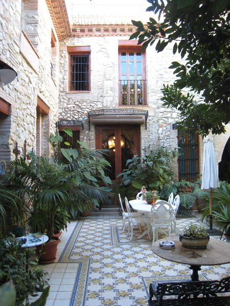 vo, casa Señorial de lujo, con todas las comodidades y el estilo de siempre. Cuando cruces por su puerta, un recibidor con el suelo brillante en mosaico, que se extiende como alfombra a tus pies te dara paso a tu espacio de tranquilidad, paz y confort. Su escalera original rehabilitada, sus techos altos y sus puertas te trasladaran a aquellos tiempos en donde la calidad tenia su precio. Cocina practica y funcional, chimena de dara calidez a tus tardes familiares. Su patio exhubereante de vegetacion, con su pozo y su barbacoa haran pasar tus maravillosas mañanas soleada de  nuestro magnifico clima mediterraneo, con los niños correteando a tu alrededor.
La zona de descanso, con sus amplios dormitorios y distribuidor central te llevaran a las alcobas, donde respiraras su acogedora decoracion y la calidez de su ambiente. En un tranquilo rinconcito, con ventana al jardin, pasaras horas y horas leyendo.
En su magnifica buhardilla, jugaras al billar, mientras los jovenes destrozan la video consola, y alguien pasara las horas preparanso aquellos mojitos, Dry martini y demas combinaciones que aprendio en el verano. Todo un lujo en Pego, bien comunicado con Valencia y Alicante, y a un paso de la turistica Denia y las tranquilas playas de Oliva.