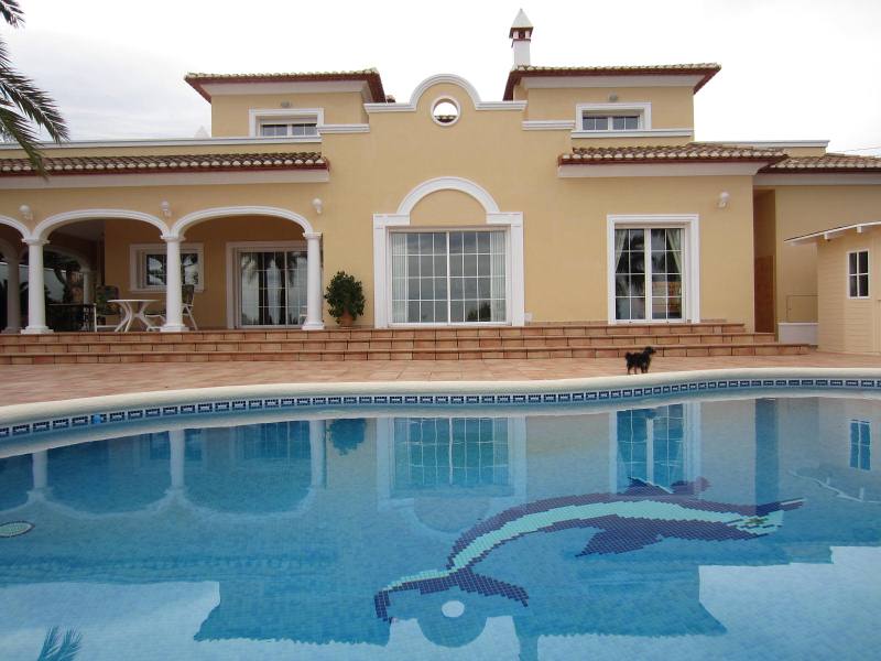 COLINA DE SAN NICOLAS
En Denia, en su zona mas exclusiva, chalet de lujo con inmejorables vistas al mar, Denia y su puerto. La mejor situacion y la mejor casa. todas las comodidades, amplio salon e inmensa terraza junto a la piscina para disfrutar del sol.