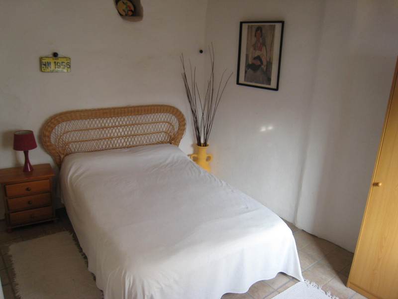 co parte alta: amplia casa de pueblo con hermoso patio y muy luminosa para entrar a vivir. Planta baja con salón, cocina con comedor, baño, amlio patio y segundo salón. Planta primera con 3 dormitorios, baño y una gran terraza soleada interior que sobre mira el patio. Sólo requirirÃa una mano de pintura y pequeñas mejoras. Muy buena relacion precio-calidad-localización.