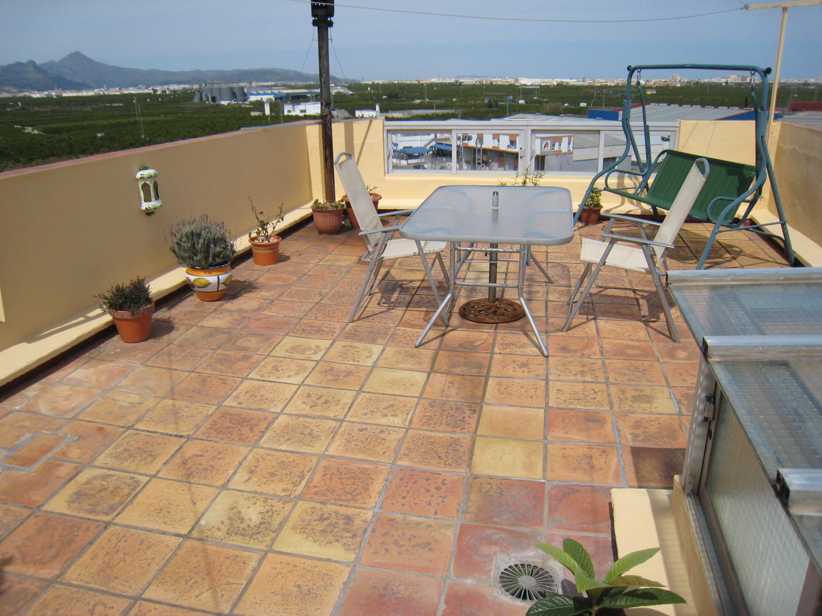 ntemente reformada con 6 dormitorios (4 dobles y 2 pequeños); aseo con ducha en planta baja; 2 baños con duchas (uno on suite); 2 salones; terraza muy grande con maravillosas vistas panoramicas. Localizada en la parte baja del pueblo es una casa con mucha claridad. Fenomenal!.