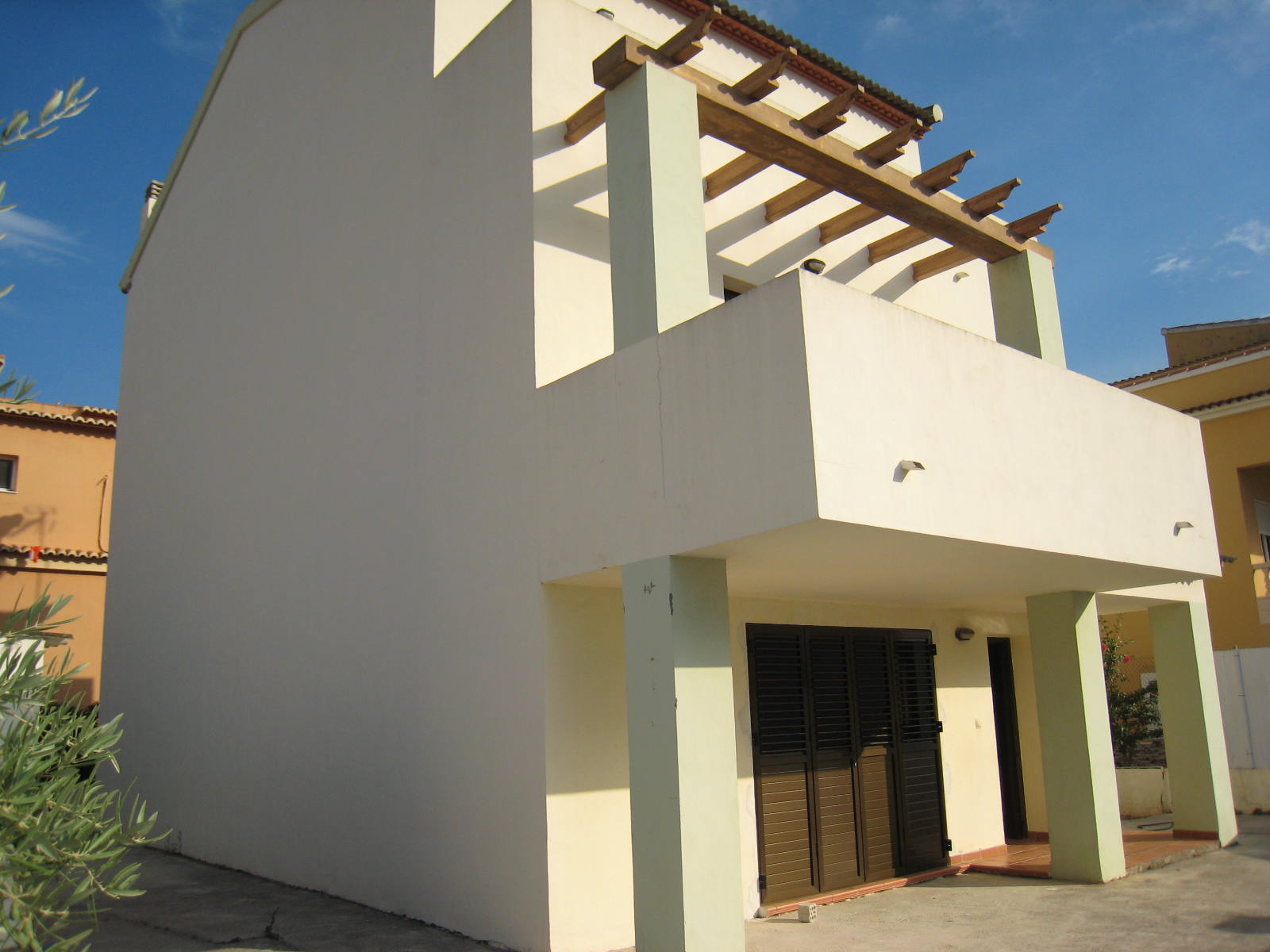 na, el mejor adosado: amplio, cómodo, luminoso, con todas las comodidades (calefacion suelo radiante), terrazas, patios, parcela propia. Los mejores acabados. Vivenda secundaria en planta baja. A sólo 400 metros de la fina arena de la playa. Se ve el azul mar. Impresionate.
