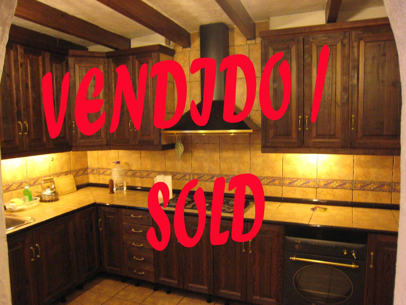 ciosa, amplia y cómoda casa de pueblo toda en una planta excepto el merendero situado en la terraza de 100 m2. 2 salones, estupenda cocina y bonito patio; 3 dormitorios y 1 baño. Todo en la misma planta. Dejan muebles y los 3 aires acondicionados. frío y calor. Muy buen precio.